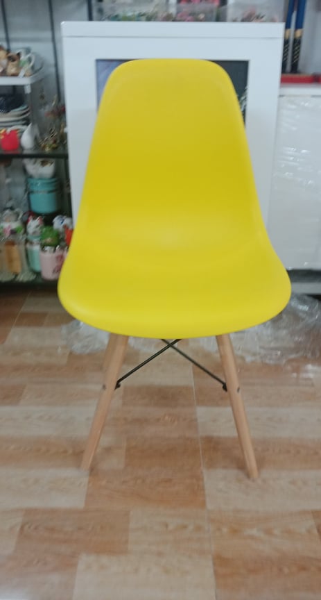 Ghế gỗ nhựa màu vàng