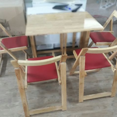 Ghế gỗ bàn ăn xếp gọn màu tự nhiên có nệm đỏ