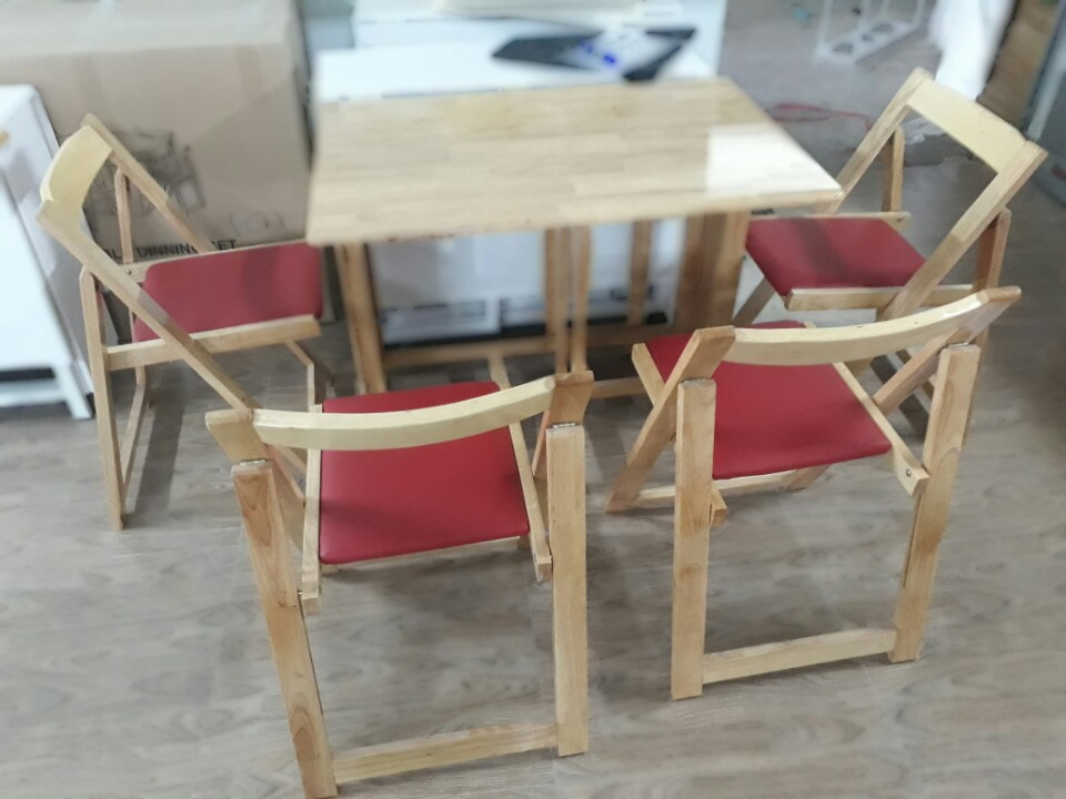 Ghế gỗ bàn ăn xếp gọn màu tự nhiên có nệm đỏ